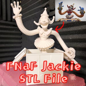 Könnte beinhalten: Eine weiße 3D-gedruckte Clownfigur mit langen, flexiblen Armen und einem lächelnden Gesicht, die aus einer weißen Box kommt. Die Figur ist mit "FNaF Jackie STL File" in roter Schrift beschriftet. Ein kleineres, farbiges Bild des Clowns befindet sich in der oberen rechten Ecke.