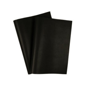 Könnte beinhalten: Zwei Blätter schwarzes Seidenpapier, zusammengelegt. Das Papier hat eine glatte, satinartige Oberfläche.