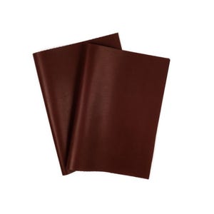 Pode incluir: Duas folhas de couro castanho escuro são sobrepostas e ligeiramente sobrepostas. O couro tem um acabamento liso e fosco e uma cor rica e quente. As folhas são retangulares e parecem novas.