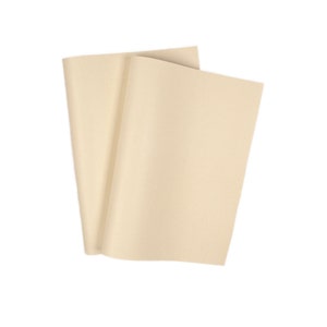 Peut inclure: Deux feuilles de papier de soie beige, pliées en deux, avec une finition lisse et mate.