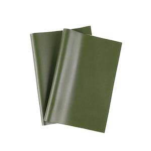 Op de afbeelding: Twee olijfgroene notitieboekjes overlappen elkaar lichtjes, met hun kaften naar de kijker gericht. De notitieboekjes hebben een gladde, matte afwerking. De afbeelding is een eenvoudige, strakke opname van de notitieboekjes tegen een witte achtergrond.