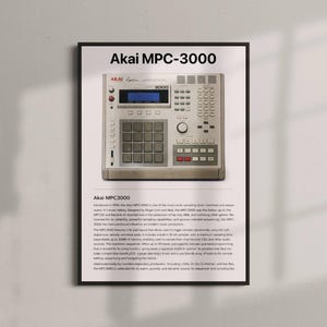 Könnte beinhalten: Ein gerahmter Druck mit einem Akai MPC-3000 Musikproduktionszentrum. Der silberfarbene Sampler hat ein Raster von 16 Pads, einen Bildschirm und zahlreiche Knöpfe und Regler. Der Text "Akai MPC-3000" befindet sich oben.