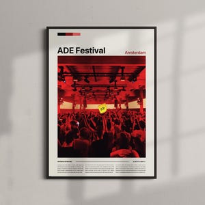 Może przedstawiać: Oprawiony plakat na festiwal ADE w Amsterdamie. Plakat przedstawia czerwoną tonację zdjęcia zatłoczonego wydarzenia z napisem "ADE Festival" na górze. Żółty kwadrat z tekstem jest widoczny w tłumie.