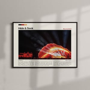 Puede incluir: Póster enmarcado que presenta una escena de concierto nocturno. La imagen muestra un escenario iluminado con luces brillantes de color naranja y blanco, con el texto "Hide & Seek" en la parte superior. También es visible el nombre de la ciudad "Macclesfield".