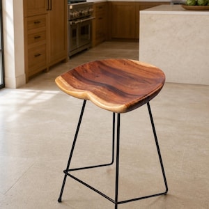 Taburete de mostrador Macaire de 66 cm (26 pulgadas) de nogal macizo, con asiento de madera y patas de metal negro. imagen 1