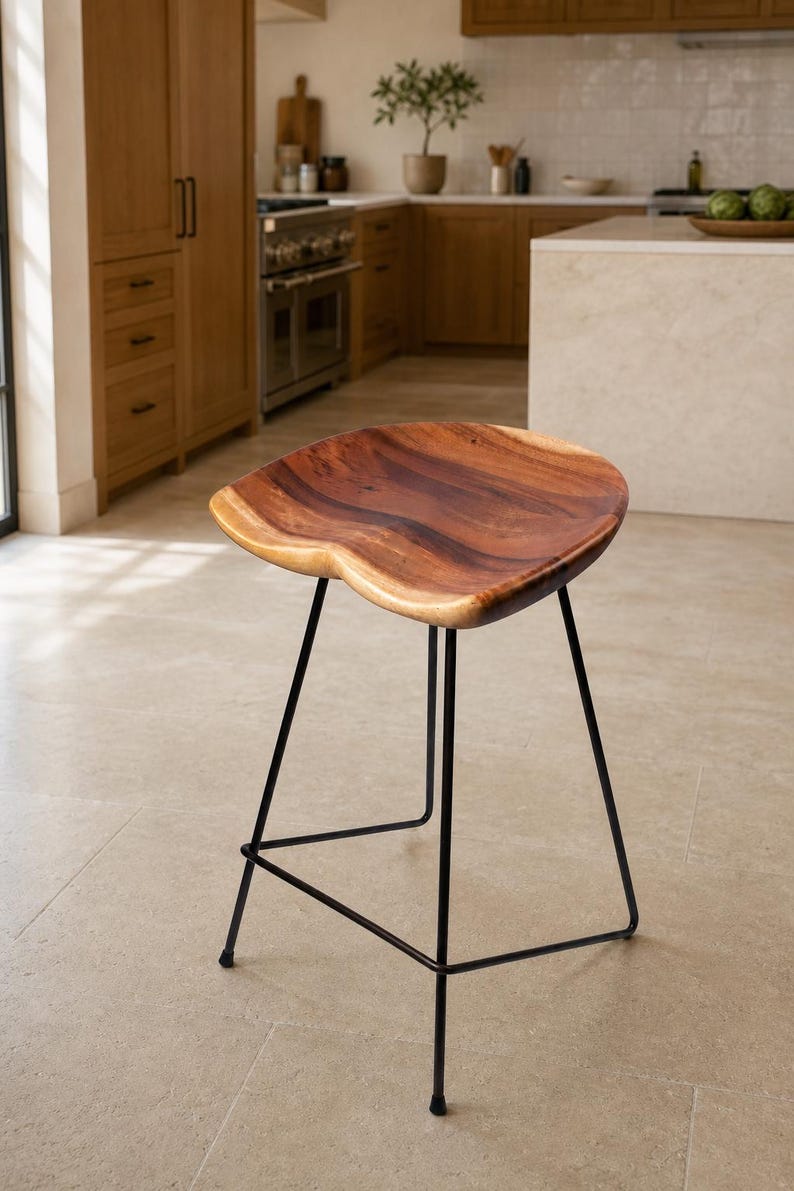 Taburete de mostrador Macaire de 66 cm (26 pulgadas) de nogal macizo, con asiento de madera y patas de metal negro. imagen 1