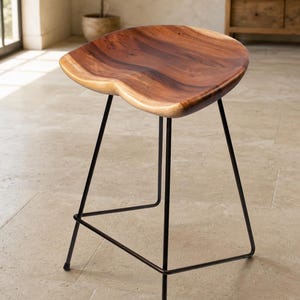 Taburete de mostrador Macaire de 66 cm (26 pulgadas) de nogal macizo, con asiento de madera y patas de metal negro. imagen 4