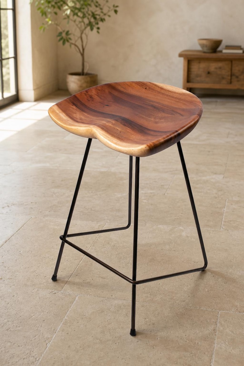 Taburete de mostrador Macaire de 66 cm (26 pulgadas) de nogal macizo, con asiento de madera y patas de metal negro. imagen 4