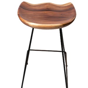 Puede incluir: Taburete de bar moderno con asiento de madera natural y patas de metal negro. El asiento tiene un dise&ntilde;o curvo &uacute;nico y un color marr&oacute;n c&aacute;lido. Las patas son delgadas e inclinadas, proporcionando una base estable.