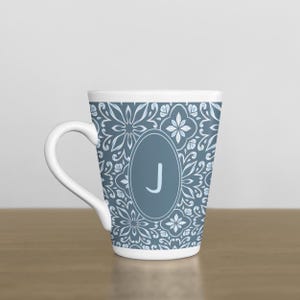 Monogram koffiemok blauwe toile beker ontwerp bloemen theekopje gepersonaliseerd keramiek op maat eerste cadeau-idee huwelijkscadeau keukendecor handgemaakt
