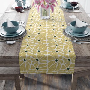 Chemin de table jaune motif botanique accessoire de salle à manger décoration de cuisine d'inspiration vintage design lin floral collection printemps Nature