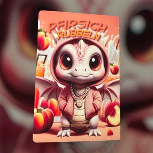 Könnte beinhalten: Eine digitale Illustration eines niedlichen Drachen mit rosa Kapuzenpullover und goldener Kette, mit dem Text "PFIRSICH RUBBELN" oben. Pfirsiche und Pfirsichsaft sind im Hintergrund. Der Drache hat große, ausdrucksstarke Augen.