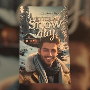 Könnte beinhalten: Ein Planereinsatz mit einer Winterszene. Es zeigt eine lächelnde Person mit Schal und Mantel. Der Text "Glittering Snow Day" wird über der Person angezeigt, mit einem verschneiten Berg und einer Hütte im Hintergrund.