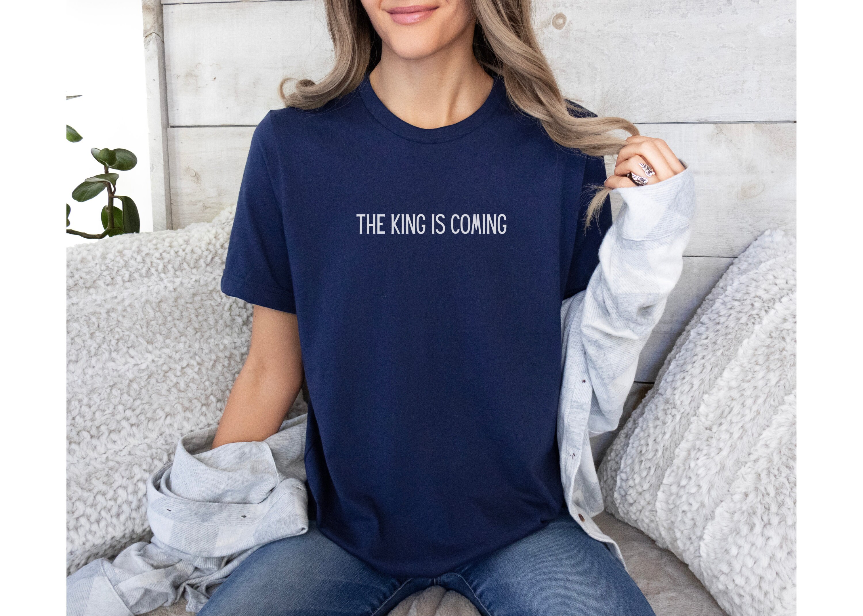Camisa The King is Coming, camiseta cristiana, camisa de versículo bíblico, camiseta de fe, regalo religioso, regalo cristiano para mujeres, camisa inspiradora,