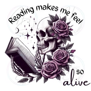 Könnte beinhalten: Eine Schwarzweißillustration eines Skeletts, das ein Buch mit violetten Rosen liest, und dem Text "Reading makes me feel so alive".