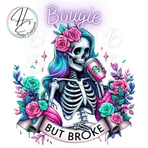 Può includere: Un'illustrazione colorata di uno scheletro con capelli blu e viola che indossa una corona di fiori e tiene una tazza di caffè. Lo scheletro è seduto su uno sfondo floreale rosa e blu con uno striscione che recita "Bougie But Broke".