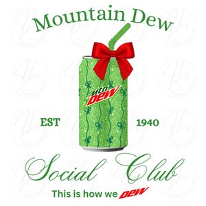 Puede incluir: Una lata de Mountain Dew verde y blanca con un lazo rojo y una pajita. La lata tiene un acabado de purpurina verde y el texto "Mountain Dew" está escrito en blanco sobre la lata. El texto "EST 1940" está escrito en negro debajo de la lata. El texto "Social Club" está escrito en cursiva verde debajo de la lata. El texto "This is how we Dew" está escrito en rojo y blanco debajo de la lata.