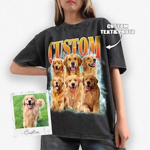 Könnte beinhalten: Ein schwarzes Vintage-T-Shirt mit einem Aufdruck von sechs Golden Retrievern in einem Retro-Design. Der Text "CUSTOM" ist in orangefarbenen und gelben Buchstaben über den Hunden gedruckt. Das Shirt hat einen Used-Look und ist aus einem weichen, bequemen Stoff gefertigt.