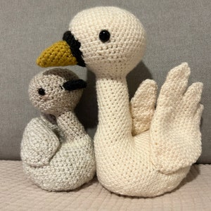Peluche faite main au crochet - Maman et bébé cygne