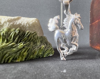 Collar con colgante de caballo de plata maciza hecho a mano / Joyería ecuestre para hombre / Opciones de cadena de cola de zorro y bizantina, regalo único para amantes de los caballos