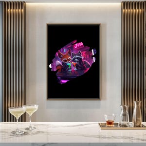 Puede incluir: Una impresión de arte mural rectangular enmarcada que presenta una ilustración estilizada de un zorro y un mapache sentados en un bar con iluminación de neón rosa. Los personajes sostienen cócteles coloridos en un entorno oscuro y vibrante.