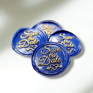 Os selos de cera Save the Date adicionam um toque de elegância aos seus marcos mais importantes. Feito à mão, personalizado, feito sob encomenda.