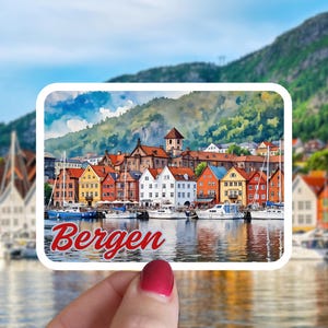 Sticker Bergen - Noorwegen sticker, Bergen aquarel Europa sticker, reissticker, sticker backpacker, automagneet, backpacker, Oslo, Bryggen