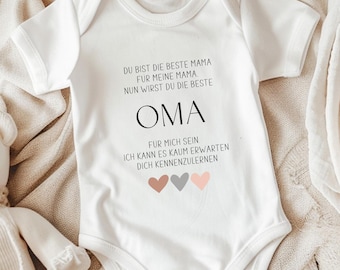 May include: A white short-sleeved baby bodysuit featuring black printed German text that reads: DU BIST DIE BESTE MAMA FÜR MEINE MAMA. NUN WIRST DU DIE BESTE OMA FÜR MICH SEIN. ICH KANN ES KAUM ERWARTEN DICH KENNENZULERNEN, followed by three small hearts.