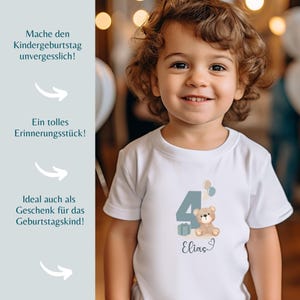 Peut inclure: Un t-shirt blanc &agrave; manches courtes avec un motif repr&eacute;sentant le chiffre 4, un ours en peluche marron, un cadeau et deux ballons. Le pr&eacute;nom Elias est imprim&eacute; sous le motif. Le texte sur la gauche indique Mache den Kindergeburtstag unvergesslich!, Ein tolles Erinnerungsst&uuml;ck!, et Ideal auch als Geschenk f&uuml;r das Geburtstagskind!