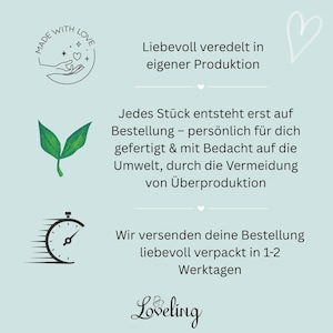 K&ouml;nnte beinhalten: Eine hellblaue Infografik mit drei Abschnitten, die Symbole und deutschen Text enthalten. Der Text umfasst 'Liebevoll veredelt in eigener Produktion', 'Jedes St&uuml;ck entsteht erst auf Bestellung' sowie 'Wir versenden deine Bestellung liebevoll verpackt in 1-2 Werktagen'.