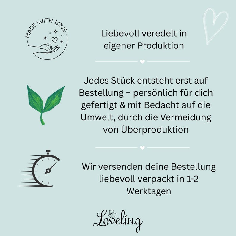 K&ouml;nnte beinhalten: Eine hellblaue Infografik mit drei Abschnitten, die Symbole und deutschen Text enthalten. Der Text umfasst 'Liebevoll veredelt in eigener Produktion', 'Jedes St&uuml;ck entsteht erst auf Bestellung' sowie 'Wir versenden deine Bestellung liebevoll verpackt in 1-2 Werktagen'.