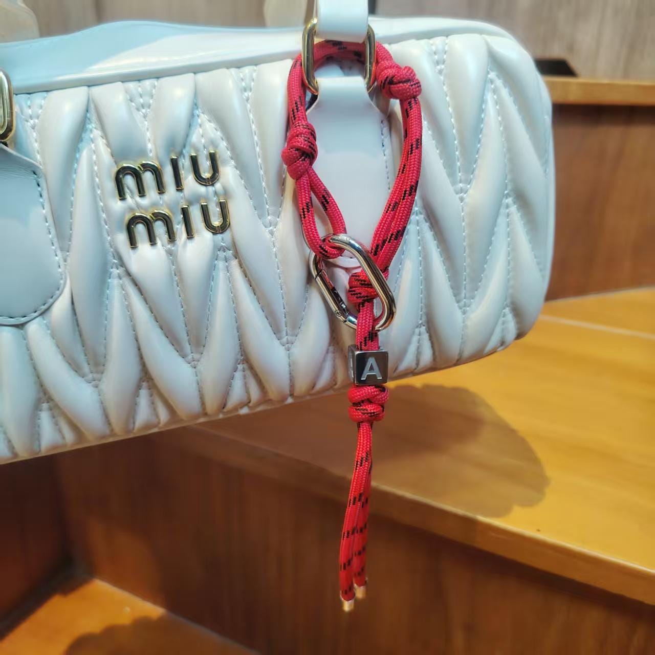 miumiu キルティング ショルダーバッグ 白 【ストラップ付き miumiu キルティング ショルダーバッグ 白 【ストラップ付き
