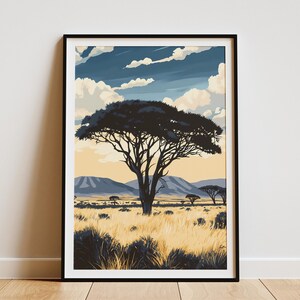 Könnte beinhalten: Ein gerahmter Kunstdruck zeigt eine stilisierte Savannenlandschaft. Ein großer, dunkler Baum dominiert den Vordergrund, mit sanften Hügeln, goldenem Gras und einem blauen Himmel mit Wolken. Das Kunstwerk ist mit einem schwarzen Rahmen versehen.