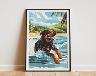 Könnte beinhalten: Gerahmter Kunstdruck mit einem Rottweiler-Hund, der am Strand durch Wasser rennt. Der Hund hat schwarzes und braunes Fell, mit herausgestreckter Zunge. Der Hintergrund zeigt einen Strand, Palmen und einen blauen Himmel mit Wolken.