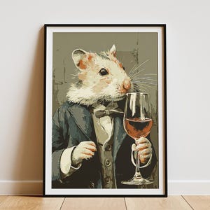 Pode incluir: Obra de arte emoldurada com um hamster de terno segurando uma taça de vinho tinto. O hamster tem um rosto branco e castanho e veste um terno azul escuro com gravata borboleta. A taça de vinho está cheia de vinho tinto.