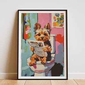 Cucciolo di Yorkshire Terrier sul water che legge il giornale, stampa artistica, regalo umoristico per gli amanti dei cani, poster con animali domestici, decorazione da parete per il bagno.