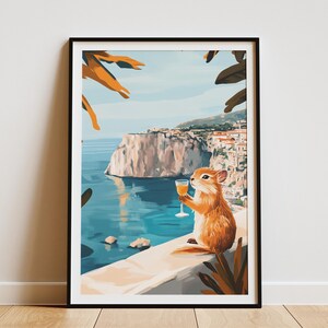 Impresión artística de Pika costera, lindo póster de animales, decoración de la Riviera italiana, paleta de colores naranja y verde azulado, impresión de vacaciones de verano, Pika bebiendo vino