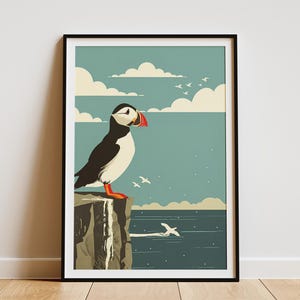 Poster vintage con pulcinella di mare costiera, stampa artistica con uccello oceanico, decorazione murale moderna di metà secolo, decorazione per la casa con uccello marino