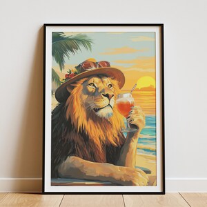 Löwe Tropischer Strand Sonnenuntergang Cocktail Poster Sommerferien Druck Wildtiere Tier Kunst exotisches Dschungeltier Modernes Wohndekor Lustiger Löwe cool