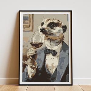 Può includere: Stampa artistica incorniciata raffigurante un suricato in abito, con un calice di vino rosso. Il suricato indossa un papillon e un abito grigio. L'opera d'arte è presentata in una cornice nera.