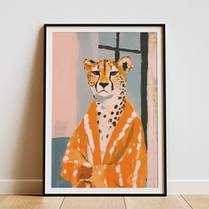 Pintura de guepardo en bata de baño, impresión artística para baño, póster de animales modernos, decoración naranja y beige, arte elegante para la pared del baño, guepardo abstracto