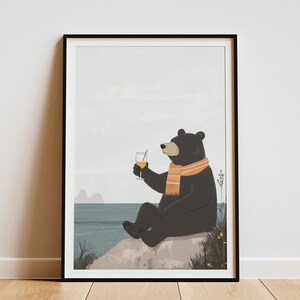 Impresión artística de oso costero, póster de animales del océano, ilustración de oso moderno, oso relajante junto al mar, decoración de pared bohemia, póster de animales de la naturaleza, calma