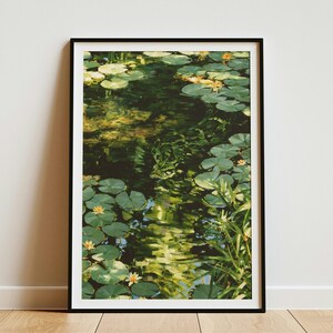 Pitone che nuota nello stagno delle ninfee. Arte murale realistica con serpente e natura. Stampa artistica serena sulla fauna selvatica. Decorazione per giardino botanico. Regalo per amanti dei rettili.