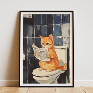 Póster de gatito británico de pelo corto leyendo el periódico en el inodoro. Impresión artística divertida para el baño. Regalo bonito para amantes de los gatos. Retrato único de mascota en acuarela.