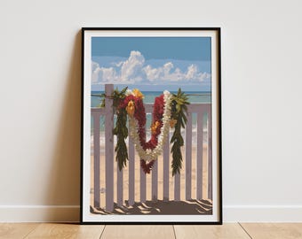 Op de afbeelding: Ingelijste kunstdruk met een strandscène met een witte hek versierd met kleurrijke leis. Het kunstwerk toont een blauwe lucht met wolken, de oceaan en een zandstrand. De leis zijn rood, geel en wit.