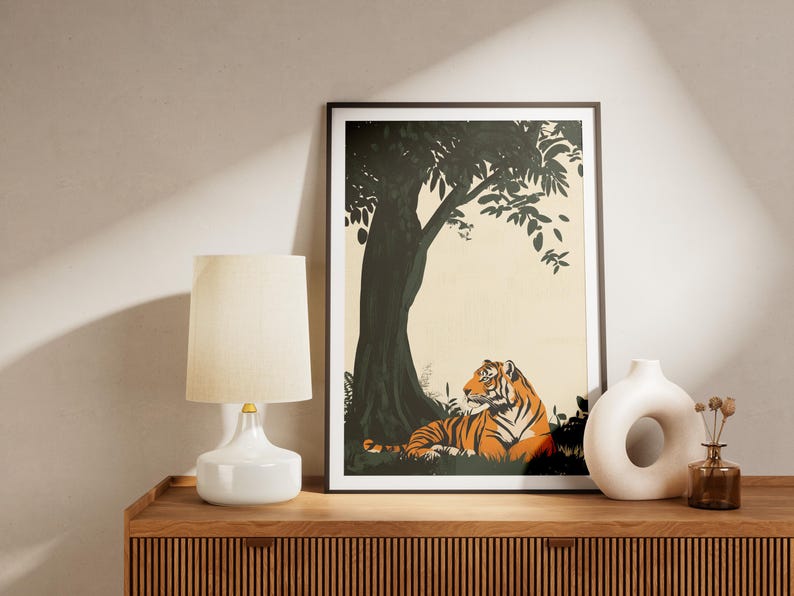 Stampa su legno con tigre sotto un albero di banyan, poster artistico con animali, decorazione murale con natura, stampa artistica con tigre del Bengala, ispirazione vintage, arte della giungla, fauna selvatica immagine 2