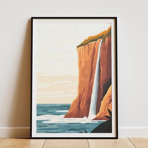 Póster de paisaje costero con cascada y acantilado en el océano, impresión artística, decoración de pared minimalista moderna con naturaleza, escena de playa tranquila, tonos naranjas y marrones