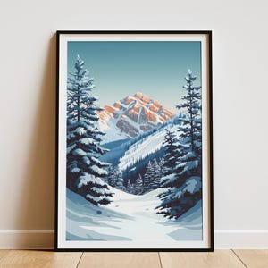 Könnte beinhalten: Gerahmter Kunstdruck einer winterlichen Berglandschaft. Das Kunstwerk zeigt schneebedeckte immergrüne Bäume, die einen schneebedeckten Pfad einrahmen, der zu einem Berg mit orangefarbenen und weißen Gipfeln führt. Der Himmel ist hellblau.