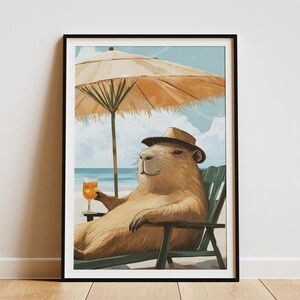 Póster de playa de capibara, estampado de animales de verano, lindo arte de capibara, ilustración divertida de capibara, capibara relajante, playa tropical, vacaciones de verano