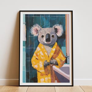 Impresión artística de baño estilo Matisse con koala en bata de baño Lindo koala en bata amarilla Decoración de pared con animales divertidos Póster de animales moderno Koala caprichoso